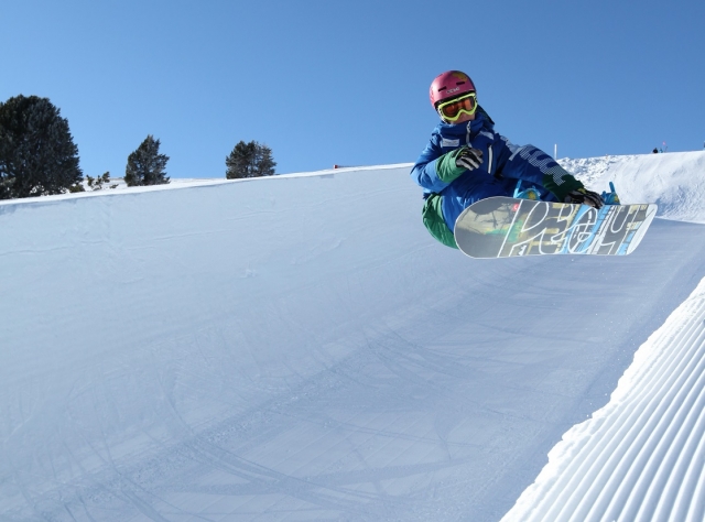 Elevandose con la tabla de snow